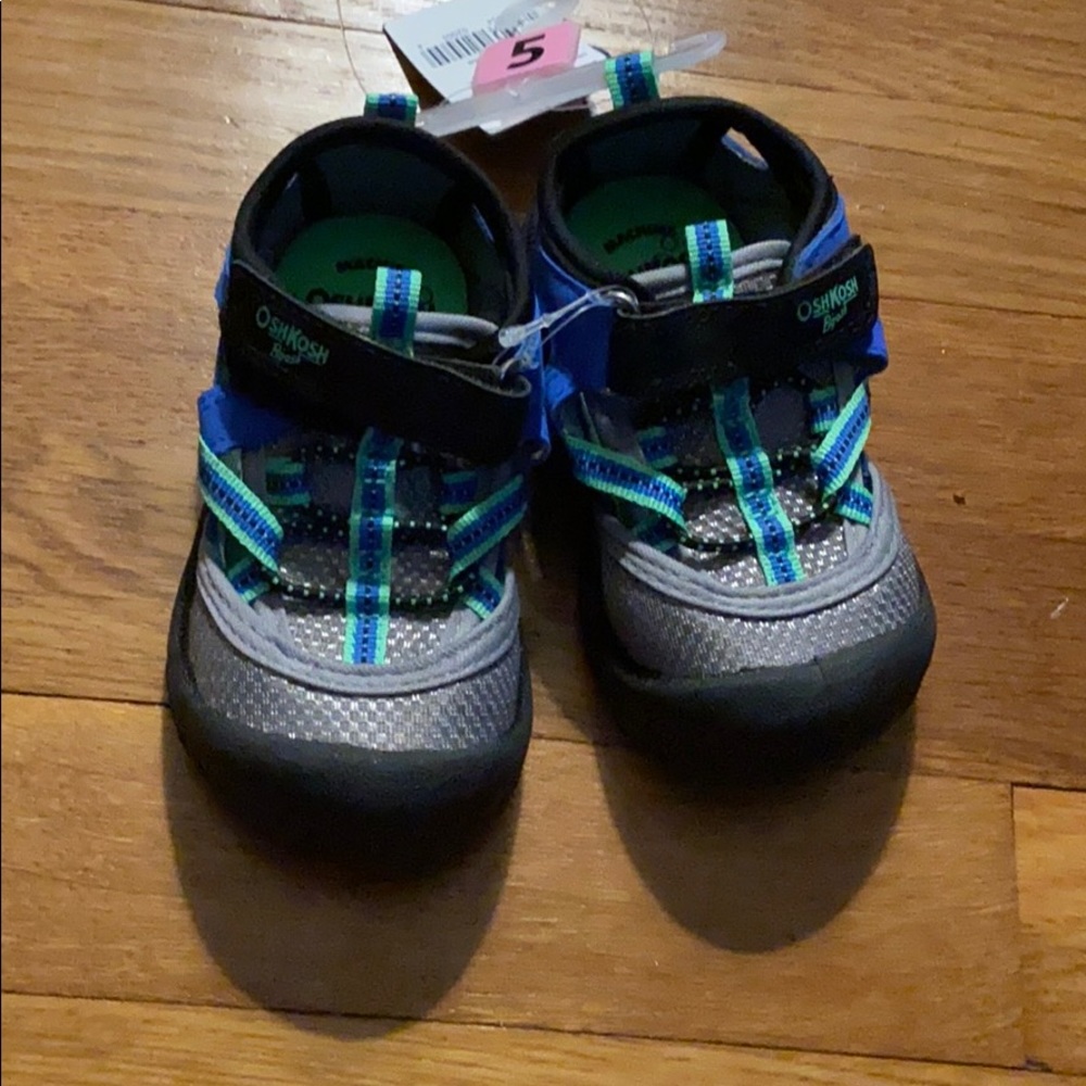 NWT Oshkosh Bump toe sneakers